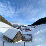 Village de montagne enneigé