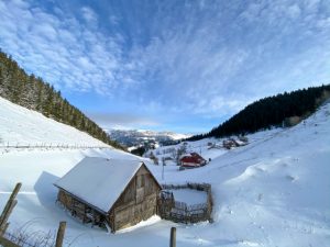 Village de montagne enneigé