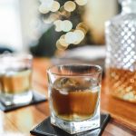 Verres et bouteille de whisky