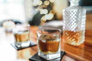 Verres et bouteille de whisky