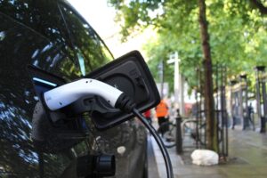 Impact des voitures électriques et voiture à essence