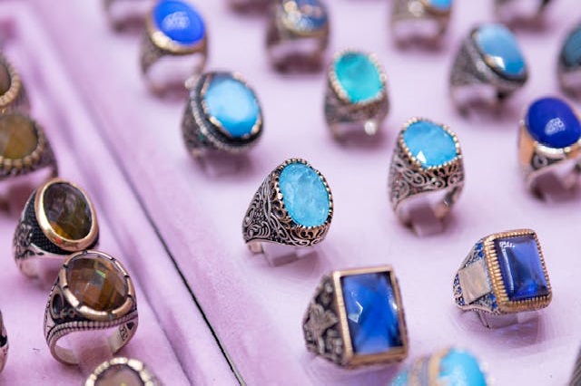 Comment choisir la bague saphir parfaite : Guide des couleurs, tailles et style