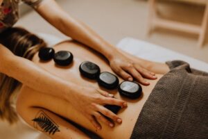 Découvrir le massage naturiste : une thérapie corporelle pour le bien-être et l'équilibre