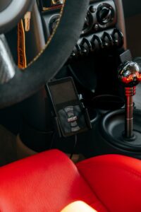 un gros plan d'un volant de voiture et d'un microphone