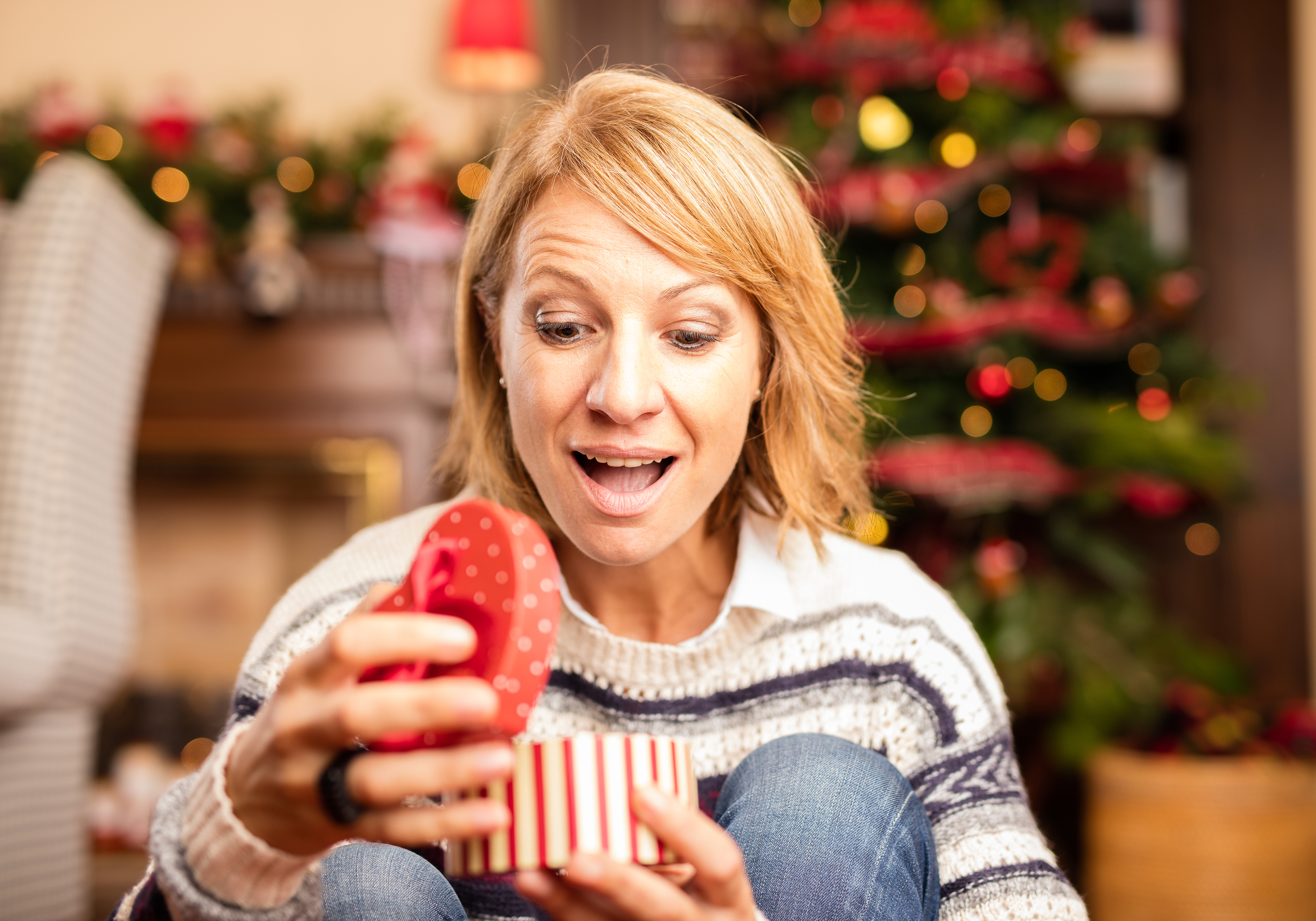 femme qui ouvre un cadeau