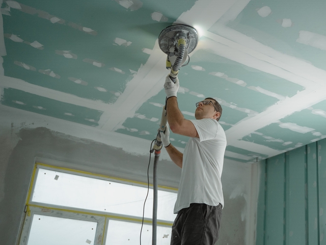 Artisan expert en rénovation de plafond à Toulouse ponçant avec précision un plafond intérieur